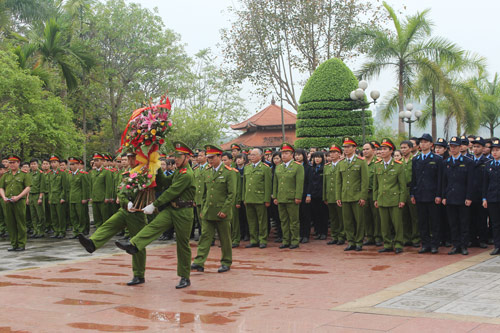 Đoàn cán bộ, giảng viên và học viên Học viện CSND làm lễ dâng hương tại Tượng đài Bảo vệ An ninh Tổ quốc.